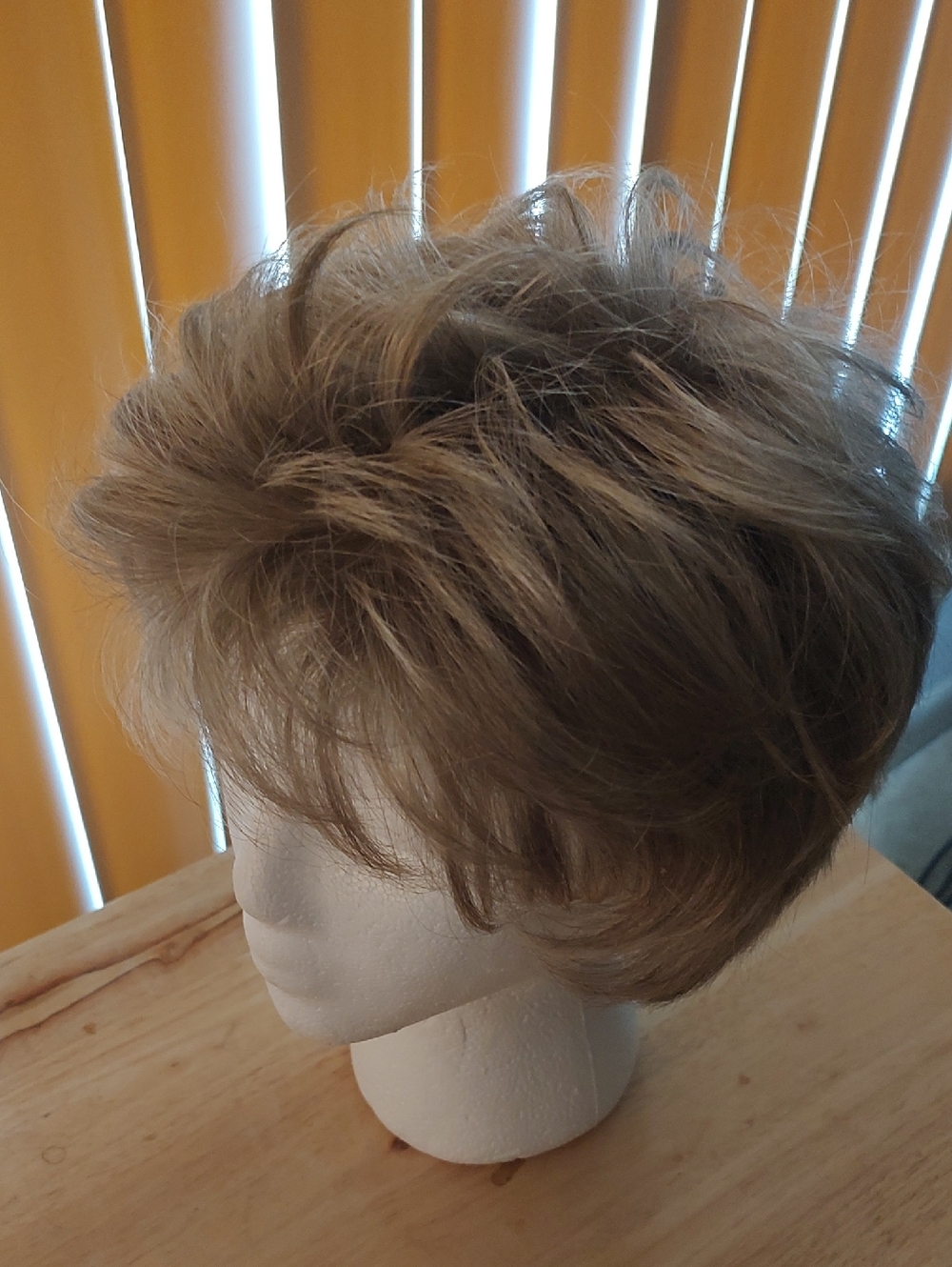 Short Layered Women's Wig in Frosted Blonde - Picture 5 of 5